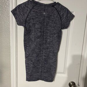 lululemon athletica Heathered Dark Gray Short Sleeve Tee